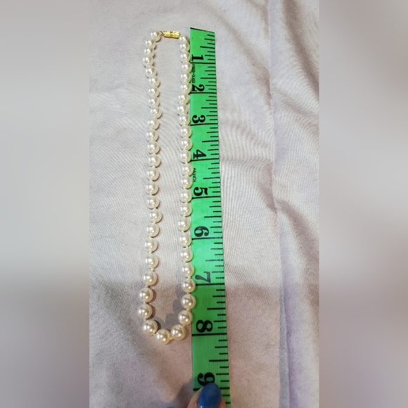 White Pearl Necklace with barrel clasp - Picture 3 of 4